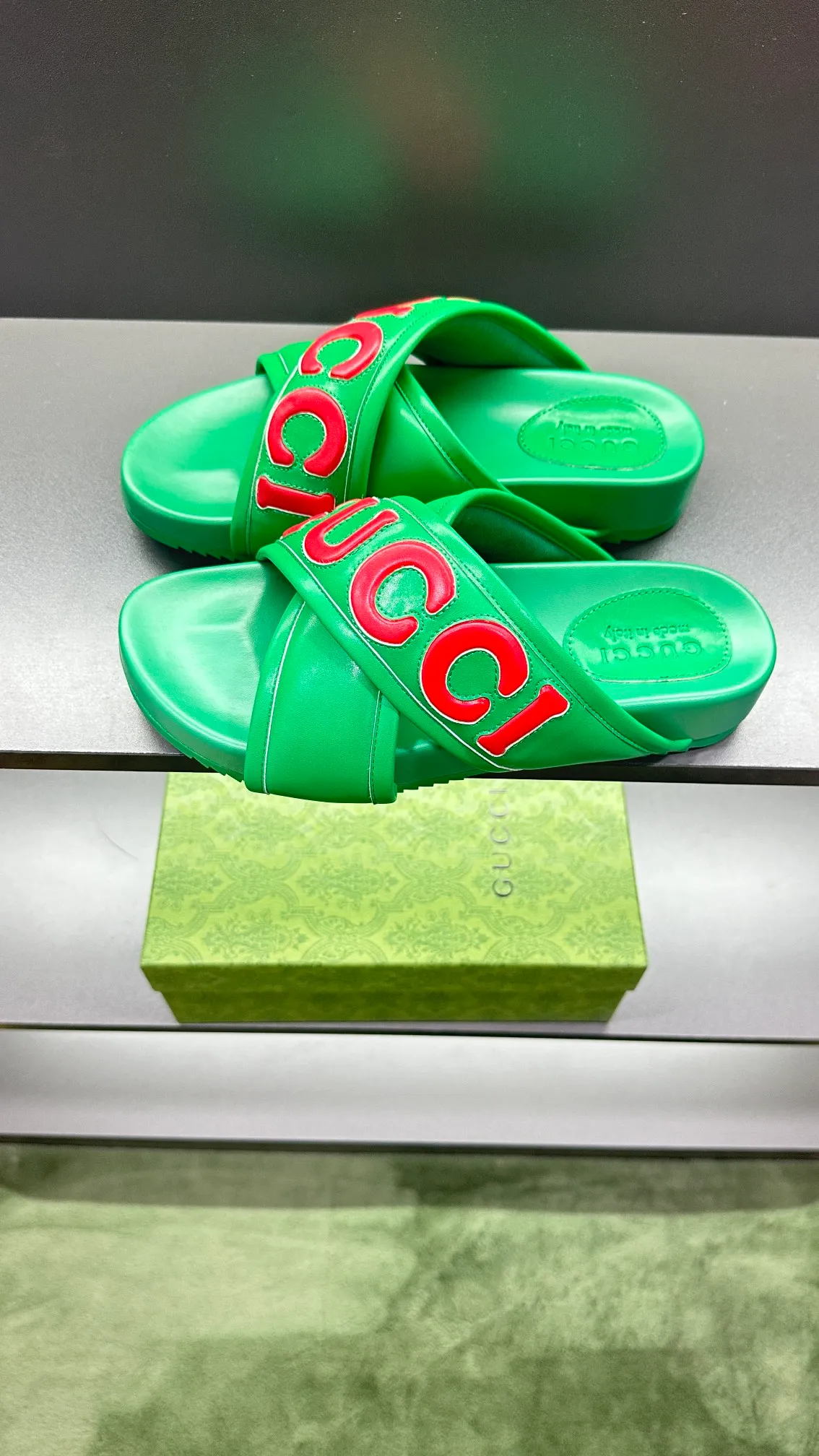 [G Family Couple Style] P: 320💰Female size 36~40 Men's size 39~45, (46. Custom-made GG slippers for men and women. This slipper is made of GG polyester fiber and is decorated with a Gucci label on the front, which adds a striking logo feel to the style. Beige GG recycled polyester fiber, same size for men and women, leather trim